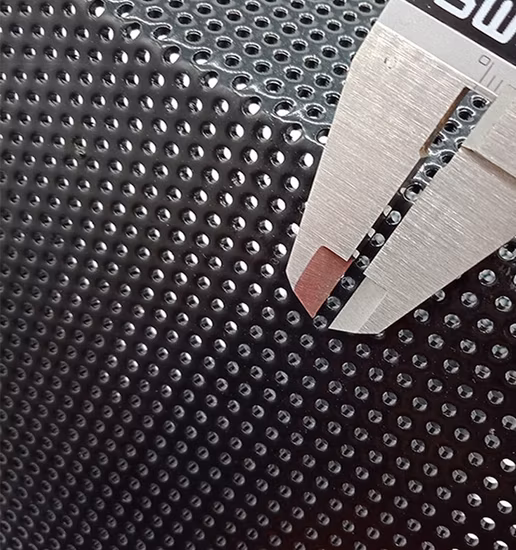 Fabricant personnalisé poinçonnant une feuille de maille en titane perforée en métal